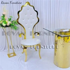 Kultaiset ruostumattomasta teräksestä valmistetut morsiamen ja sulhanen tuolit