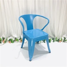 Valkoinen metallista pinottava Tolix lastentuoli